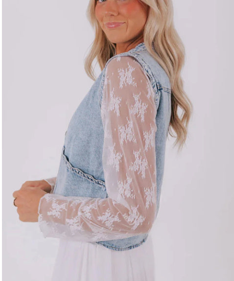 Gilet en jean à poches plaquées en forme d'éventail et boutons sur le devant