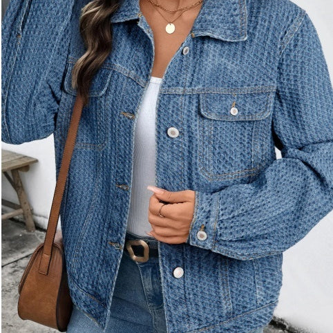 Veste en denim texturé bleu à double poche rabattée et boutons