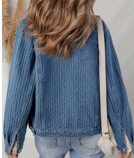 Veste en denim texturé bleu à double poche rabattée et boutons