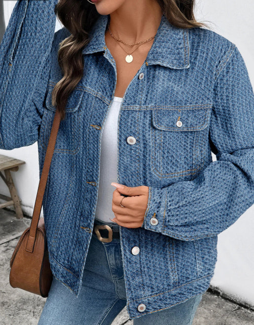 Veste en denim texturé bleu à double poche rabattée et boutons