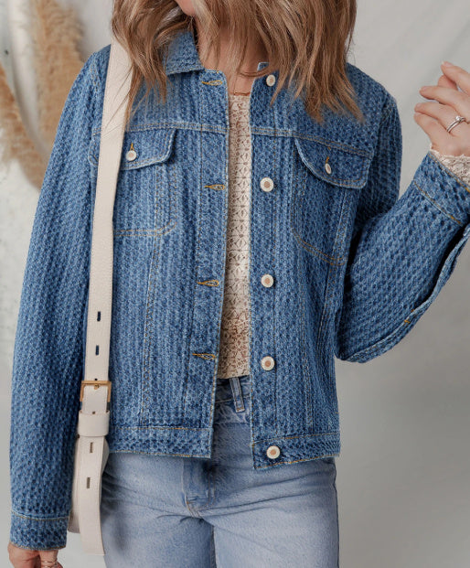 Veste en denim texturé bleu à double poche rabattée et boutons